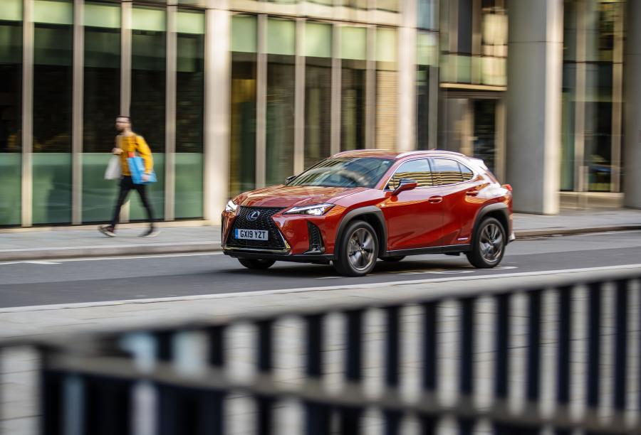  Lexus UX250h F-Sport 2019 года  (UK) (фото 20 из 40)